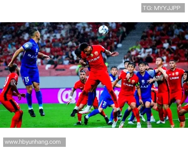 重庆队与申花队激战正酣谁能在这场对决中笑到最后